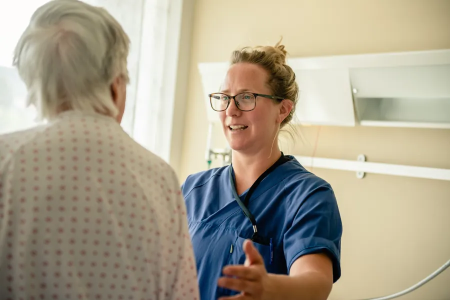 En person som snakker med en person