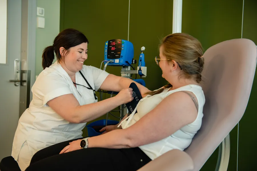 En kvinne som får sjekket blodtrykket