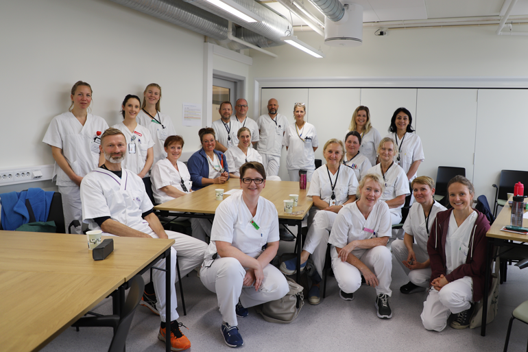 En gruppe sykepleiere smiler mot kamera.