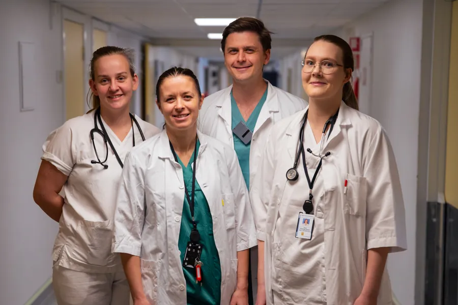 En gruppe mennesker iført hvite laboratoriefrakker og merker