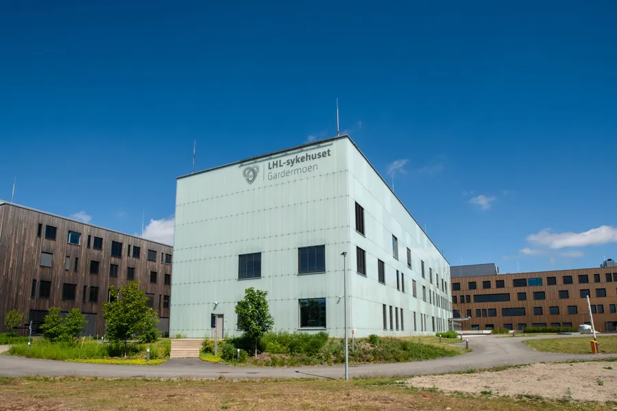 En stor bygning med parkeringsplass