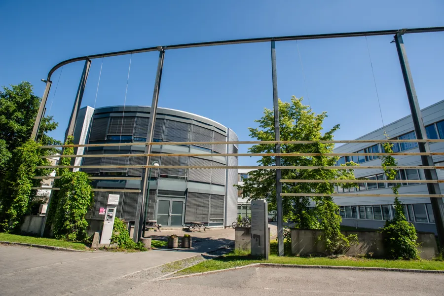 Fasade og inngangsparti av et bygg