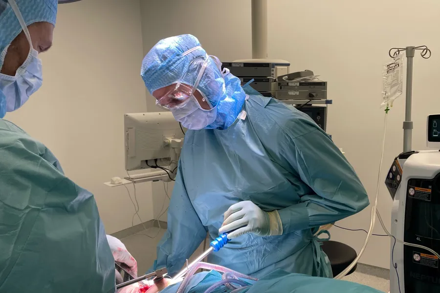 En person i kirurgiske skrubb og en maske på et sykehus